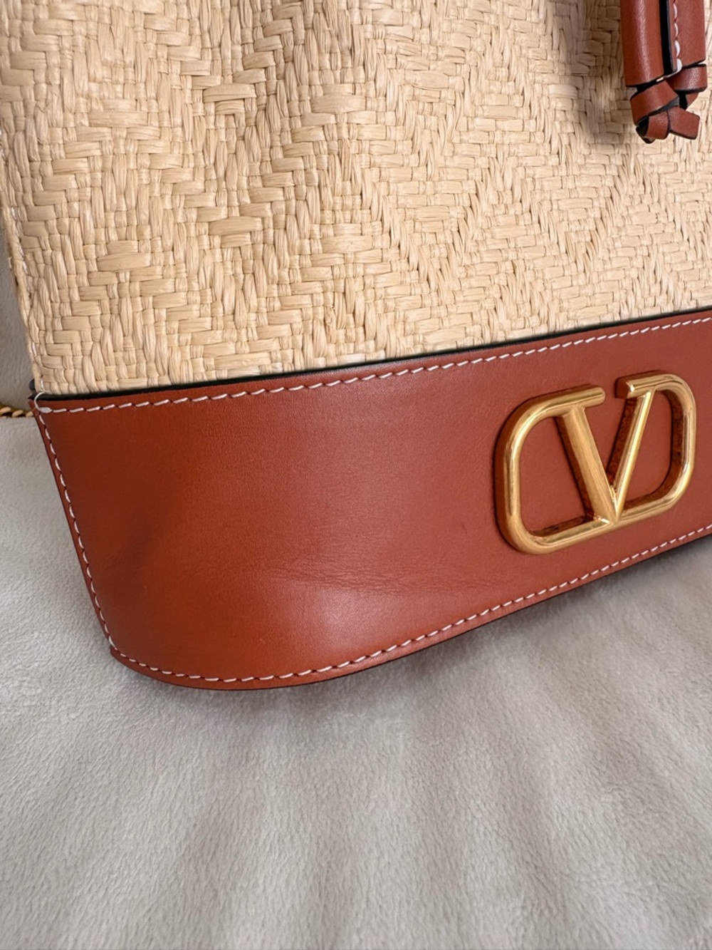 Valentino Garavani Beige Raffia & Brown Leather Bucket Crossbody with Gold Chain - Picture 8 of 8